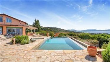 Belle villa de luxe et charmante en bord de mer avec piscine privée à débordement