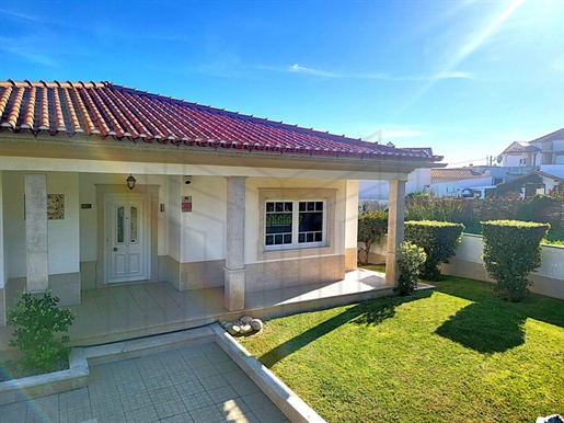 3 bedroom villa with swimming pool and views of the Bay of São Martinho do Porto