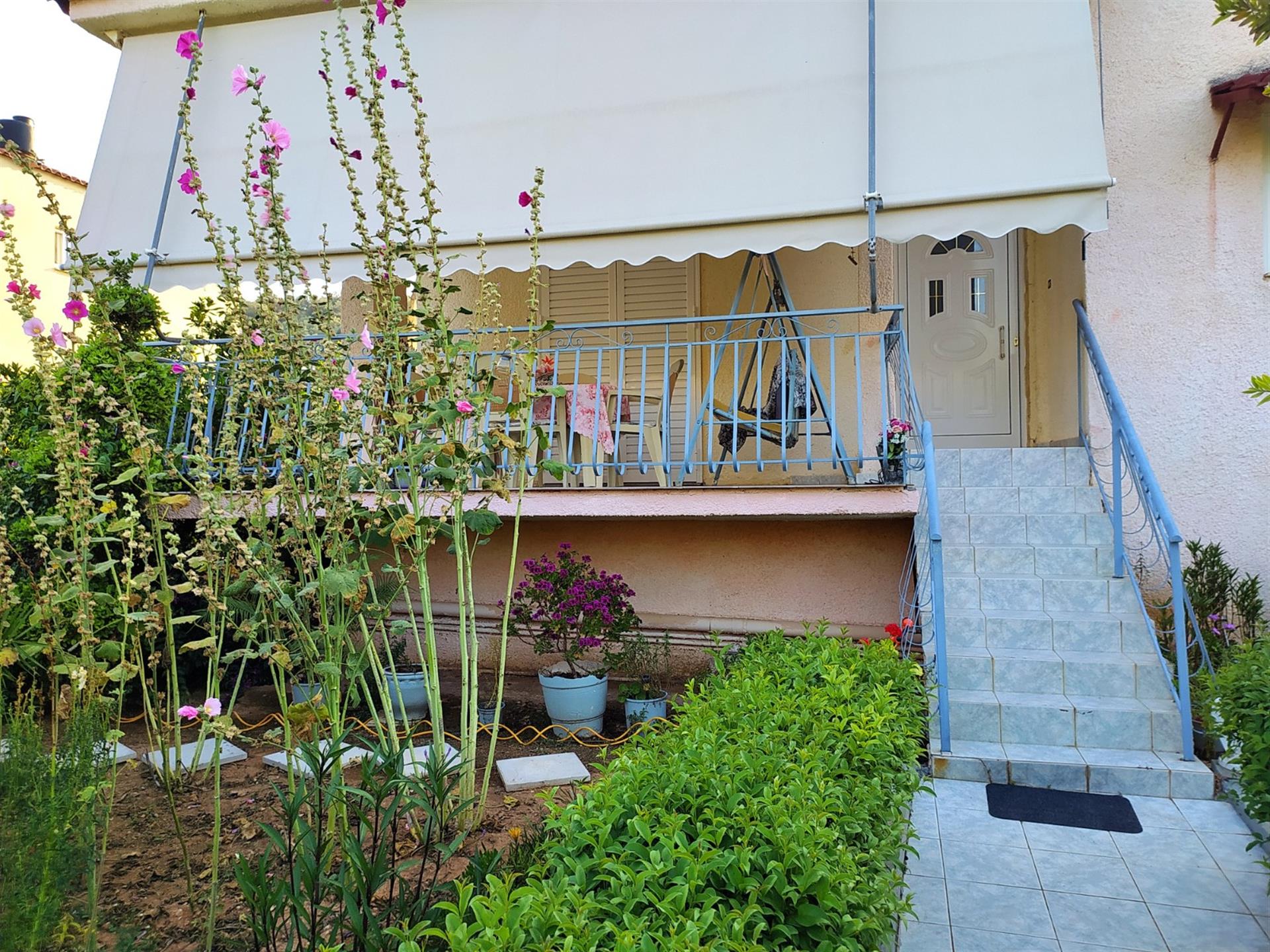 Υπέροχα διατηρημένη υπερυψωμένη ισόγεια μονοκατοικία στη Δενδρά, 120τμ  10 λεπτά από το Άργος