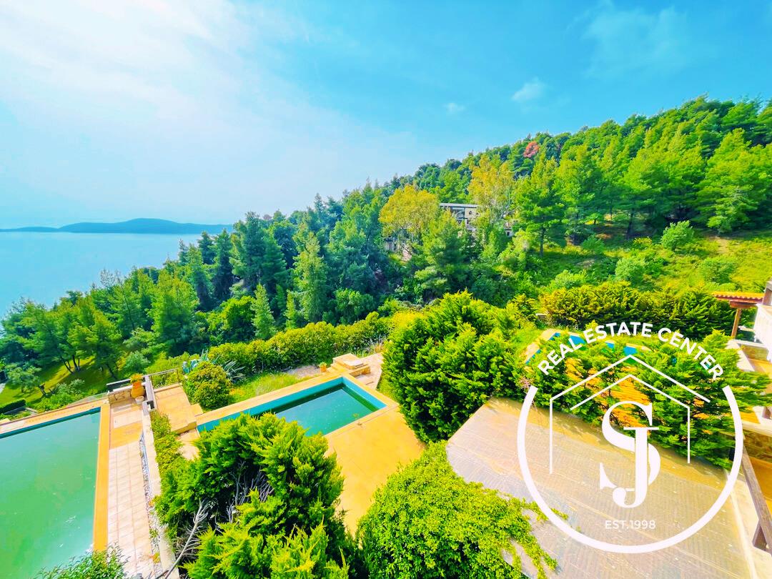 ¡El lujo te espera con esta villa, vista al mar, piscina privada!