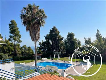 Holiday Living With Shared Pool & Shaded Parking!!