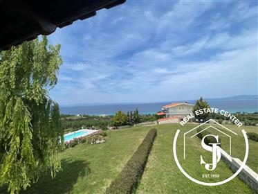 Wonderful Home On 2 Levels With Panoramic Views To The Sea!!
