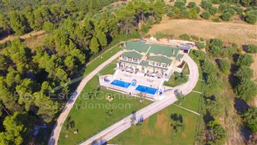 Villa idéale avec piscine privée de 250 m² surface habitable !!