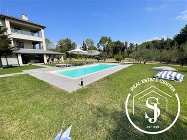 Atemberaubende maßgeschneiderte Villa, umgeben von Natur, privater Pool!!