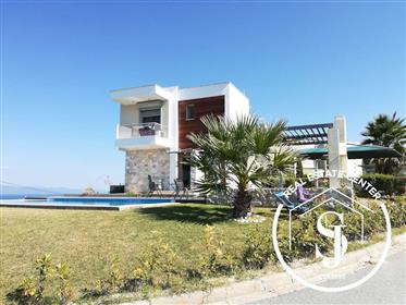 Vue panoramique sur la mer et cette magnifique villa avec piscine privée!!