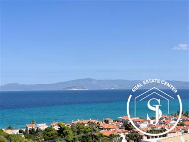 Vue panoramique sur la mer et cette magnifique villa avec piscine privée!!