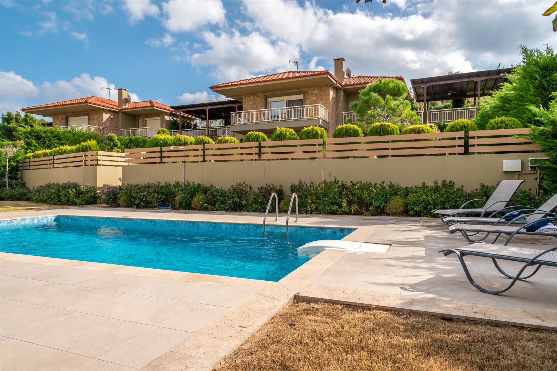 5Bd villa met zwembad in Sani met prachtig uitzicht, zwembad en grote tuin
