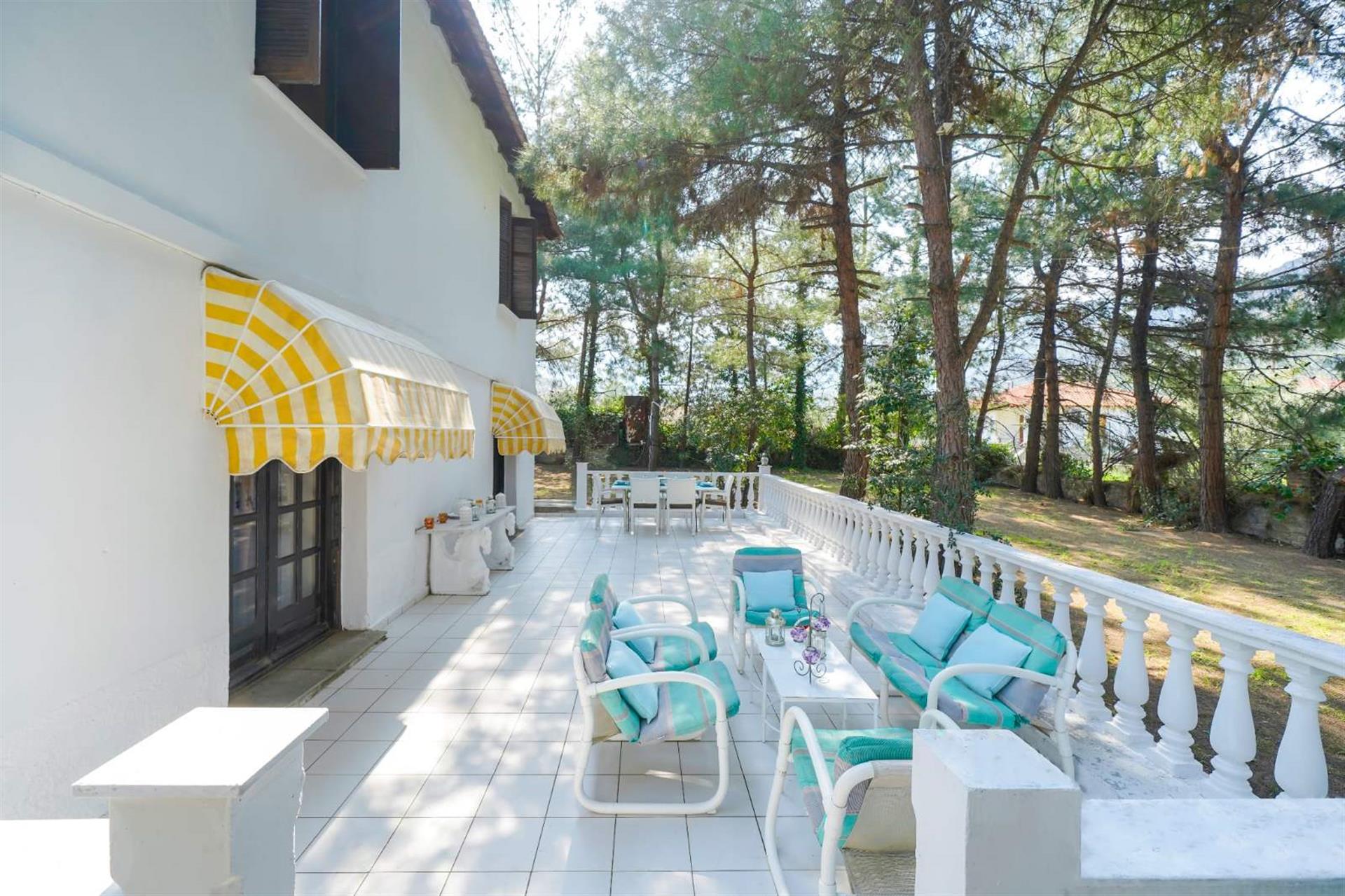 Charmante villa grecque rustique à vendre dans un endroit calme d’un village sur l’île de Thassos