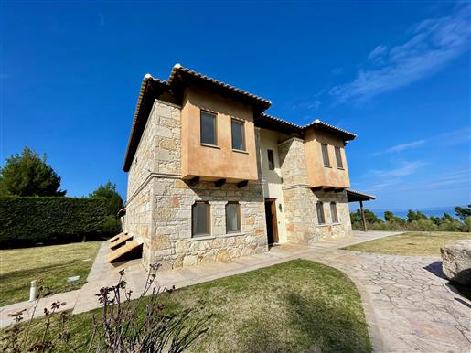 Traditionelles griechisches Maison mit atemberaubender Aussicht für den großen Familienurlaub