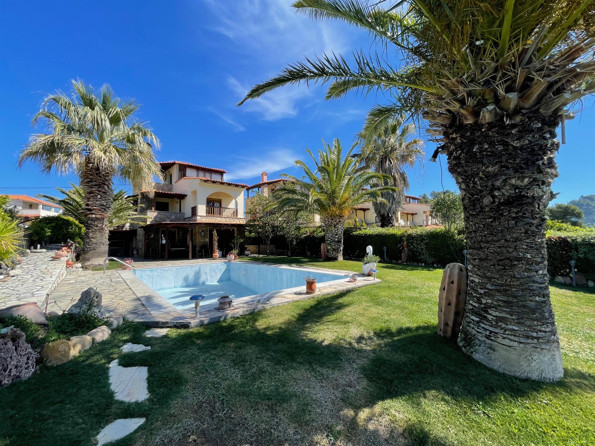 Seafront traditional villa with pool and garden