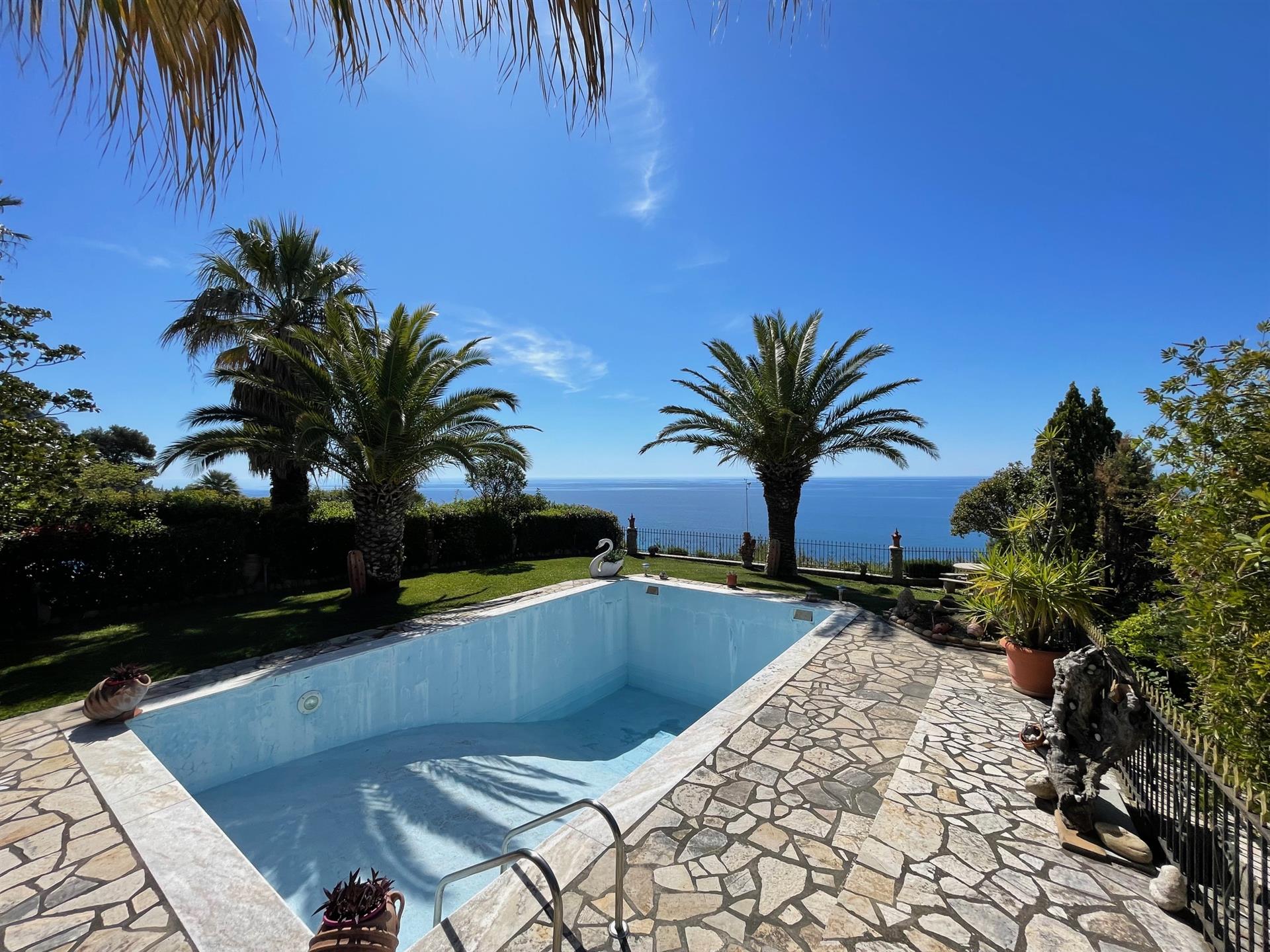 Seafront traditional villa with pool and garden