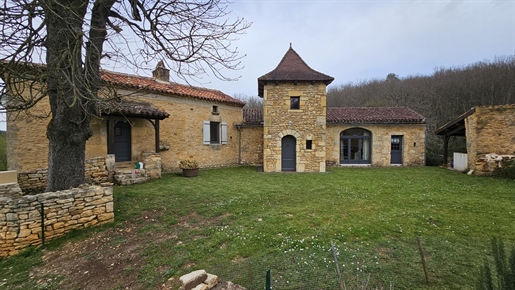 Mooi stenen huis op het platteland