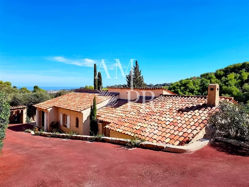 Sole Agent: Lovely one-level "provençal" villa with panoramic views