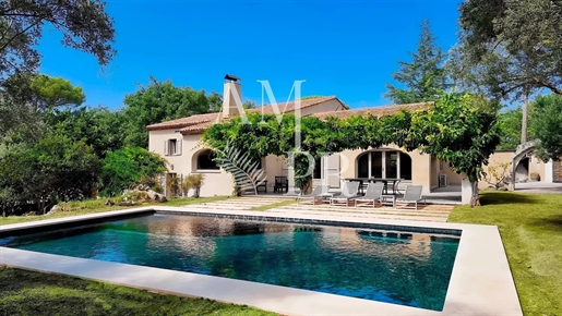 Mougins - Charming property in a private estate