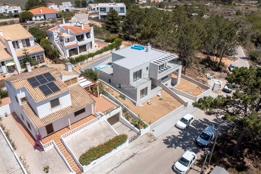 Modern 4 Bed Villa With Pool, Garage And Distant Sea Views In Espartal