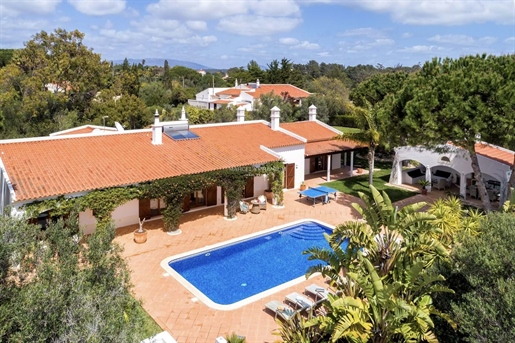 Jednopodlažní vila se 4 ložnicemi a bazénem na prodej v Colinas Verdes