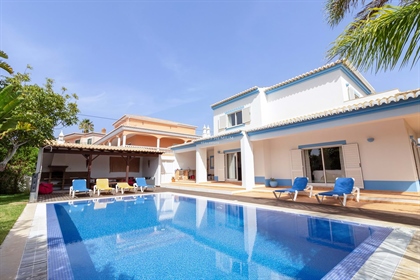 Traditionelle Villa Mit 3+1 Schlafzimmern Und Pool In Lagos Zu Verkaufen - Möbliert.
