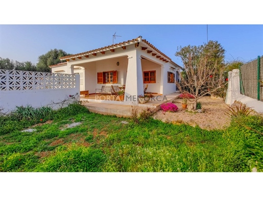 Villa with swimming pool in a very quiet residential area.