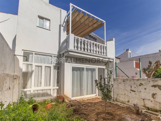Casa con garaje y patio en venta en Sant Lluís