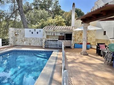 Villa with pool in a very quiet area