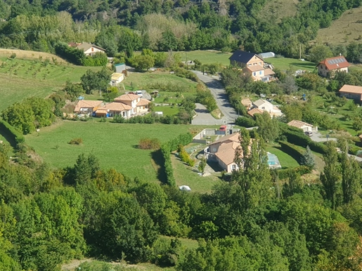 Provencal house of 170 m2, large plot of land 6,034 m2 land with studio and swimming pool