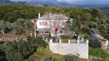 בית אבן מסורתי למכירה עם נוף לים בפיליון