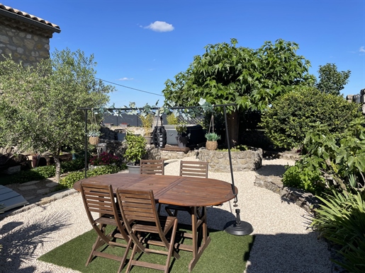 Mooi stenen huis gerestaureerd met smaak en kleine tuin in de buurt van Saint Remèze