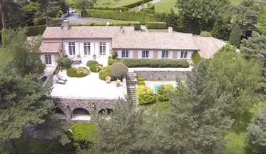 Provensalska Villa karaktär på tallskogen nära Castres