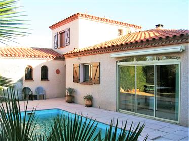 Villa ensoleillée avec piscine près de Med et montagnes