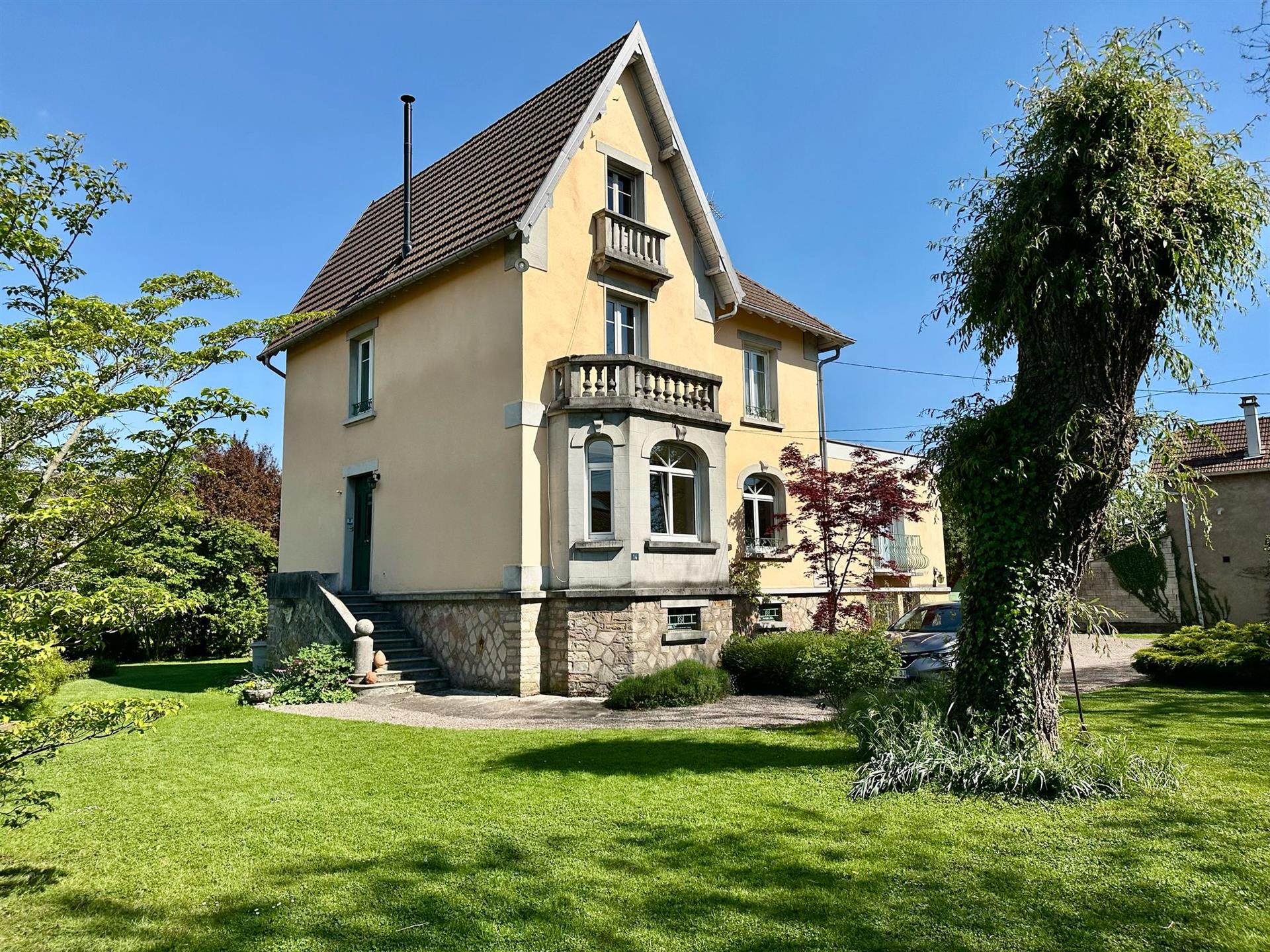 For sale, character house, 8 rooms, on land of 18.35 ares Lure