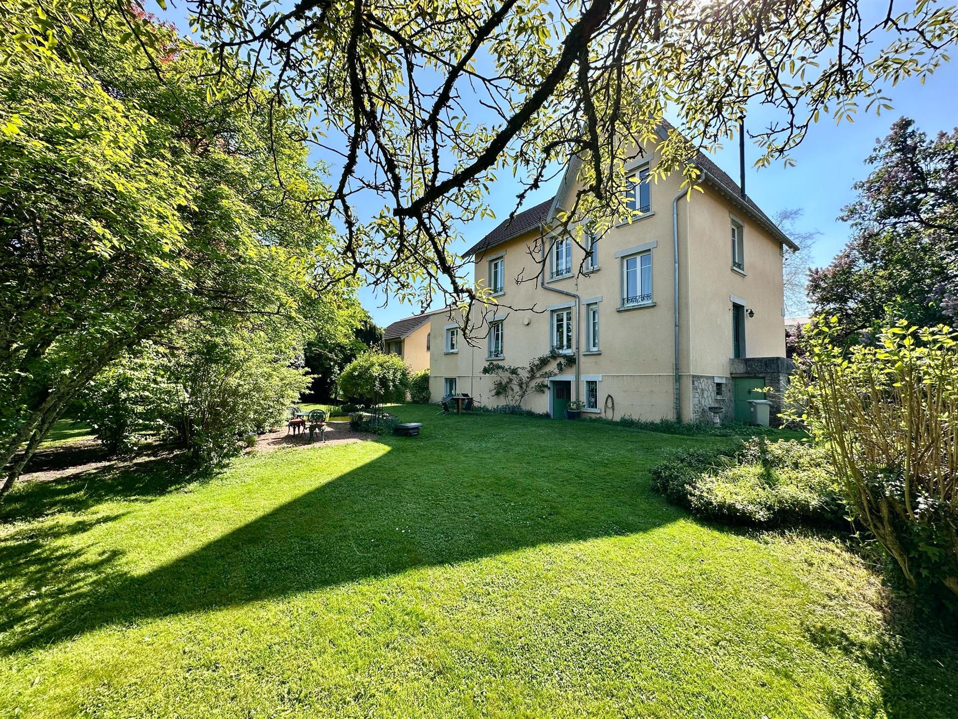 For sale, character house, 8 rooms, on land of 18.35 ares Lure