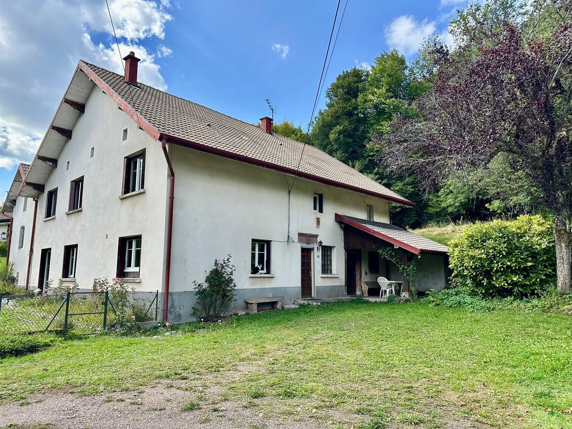 For sale old farmhouse of approximately 147 m2 of living space with outbuildings, on 5270 m2 of land
