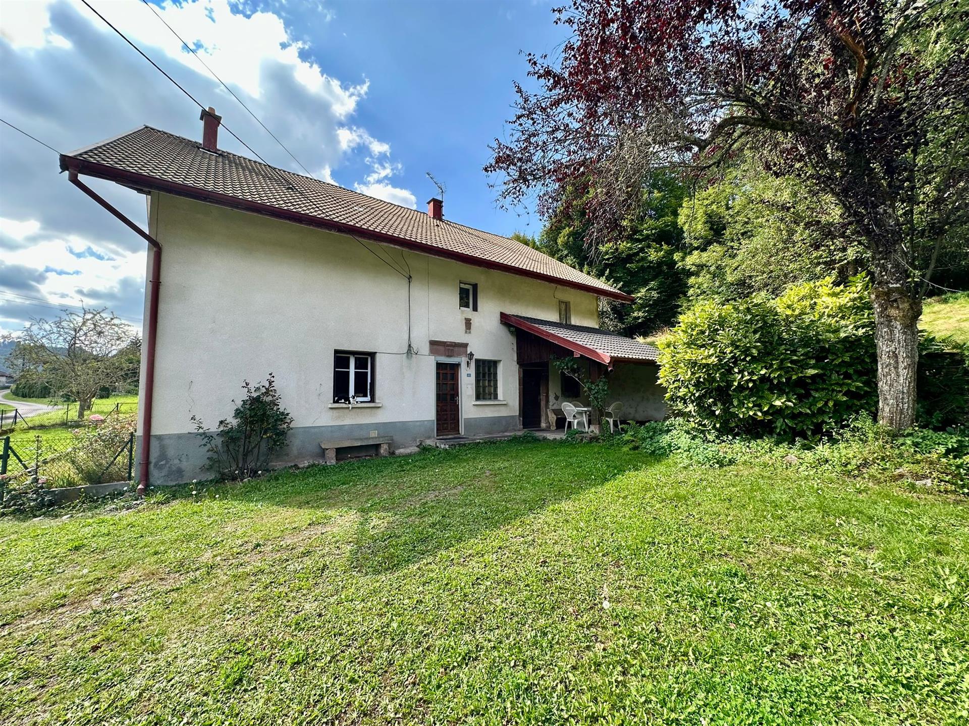 For sale old farmhouse of approximately 147 m2 of living space with outbuildings, on 5270 m2 of land