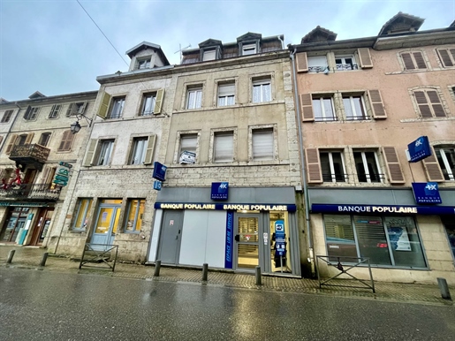 Sale of investment property with 6 housing units (5 rented) and 1 commercial premises (rented) Saint