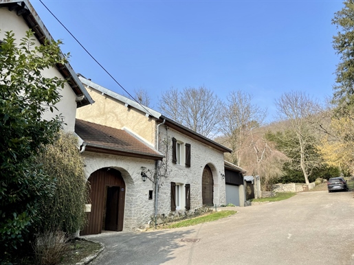 Verkauf schönes renoviertes Bauernhaus, 8 Zimmer, 244 m2, 26 km von Besancon entfernt 365.000 Euro