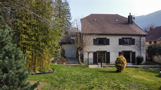 Sale beautiful renovated farmhouse, 8 rooms, 244 m2, 26 kms from Besancon 365,000 euros