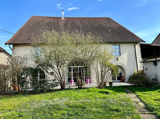 Sale renovated farmhouse, 7 rooms, approx. 300 m2, land of 20.64 ares Villersexel €283,000