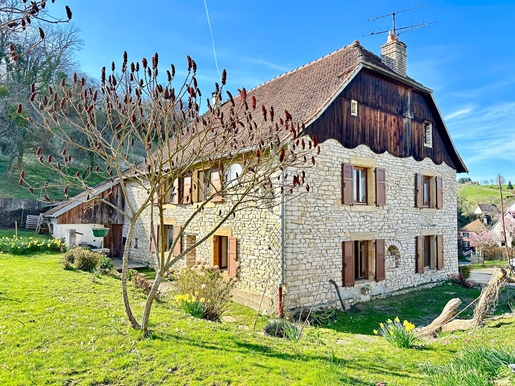 Sale renovated farmhouse, 7 rooms, approx. 203 m2, land of 46.62 ares, Vyans-Le-Val, €245,000