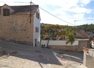 Kamenný dom má Splitska, ostrov Brač, dedina pri mori