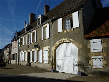 1500-Luvun metsästysmajassa Chantenay Saint Imbert (Nievre), viininpunainen