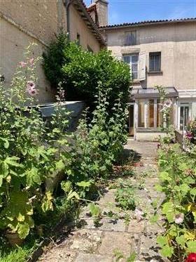 Town house to restore in Rouillé 86