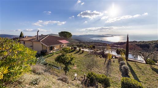 Villa avec une vue magnifique sur le lac Trasimène sur le lac Trasimène 