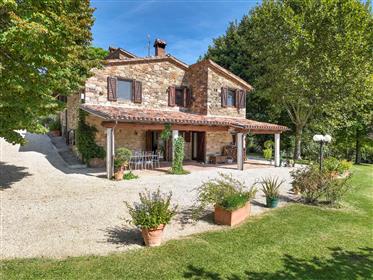  Property with swimming pool and golf course at the foot of the village 