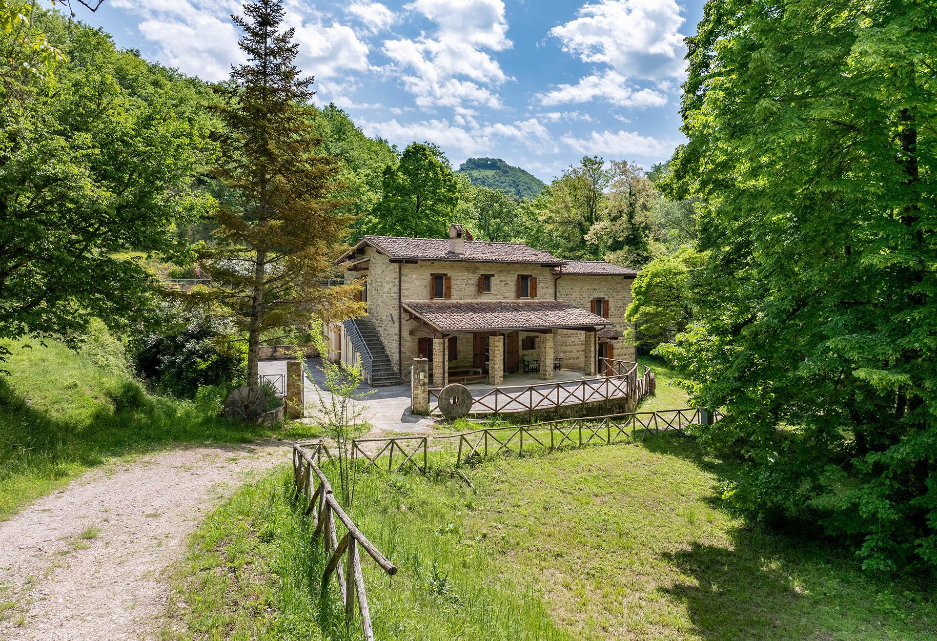 Ancien moulin avec lac privé