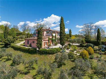 Magnificent Tuscan villa with park, panoramic views and pool