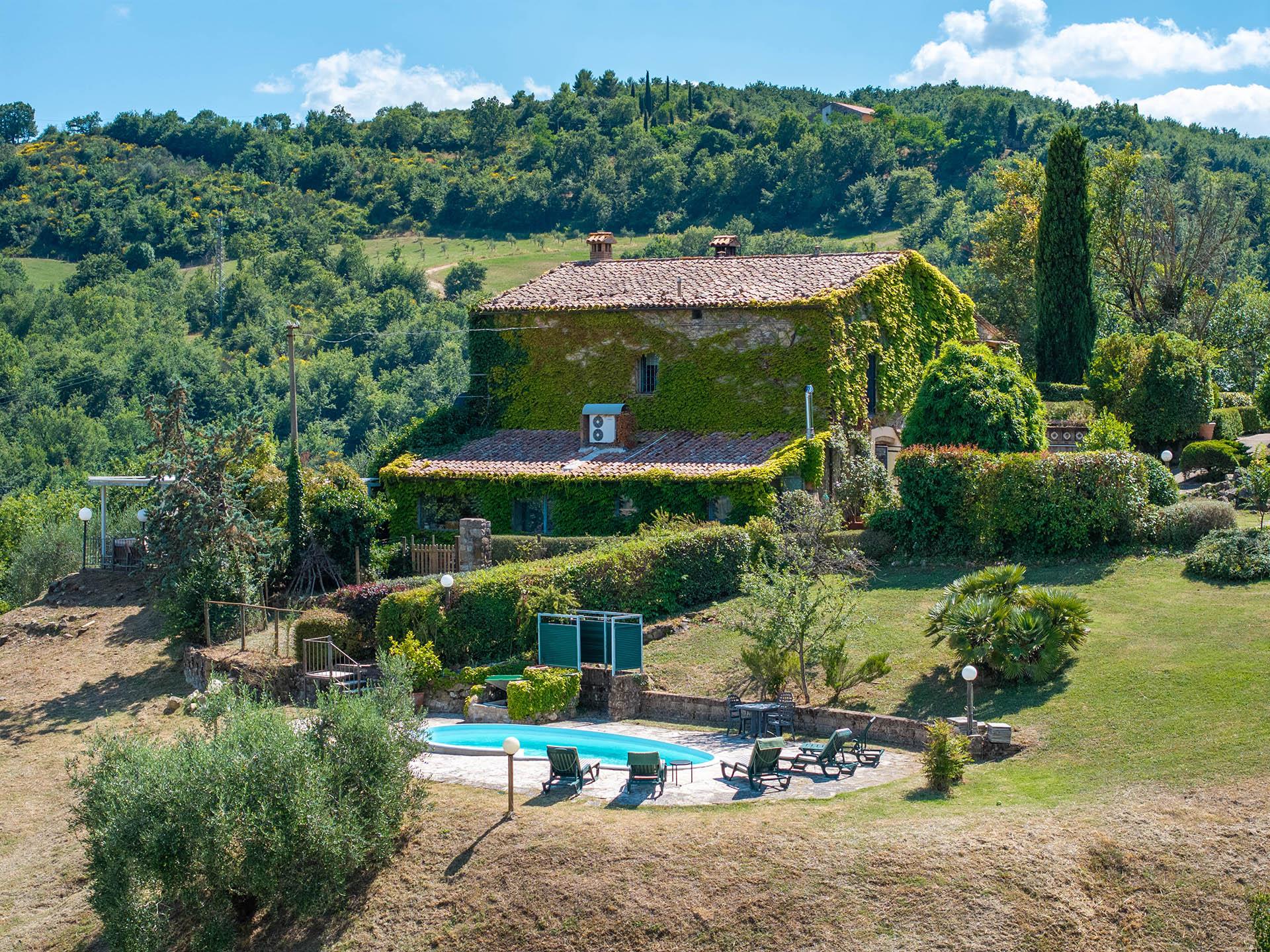 Farm estate with farmhouse and pool in the Orvieto area