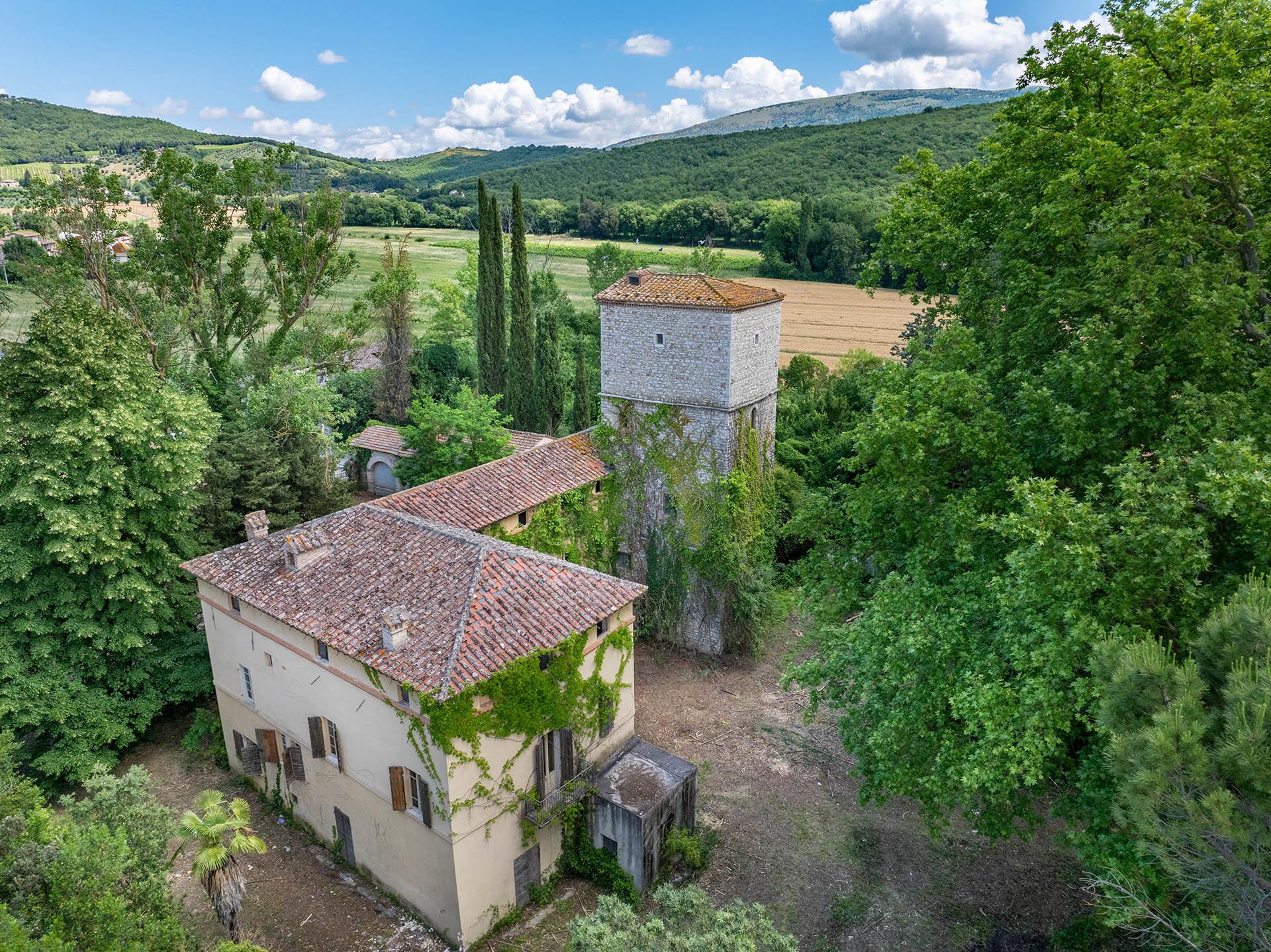 Palazzo storico da ristrutturare con torre medievale e parco