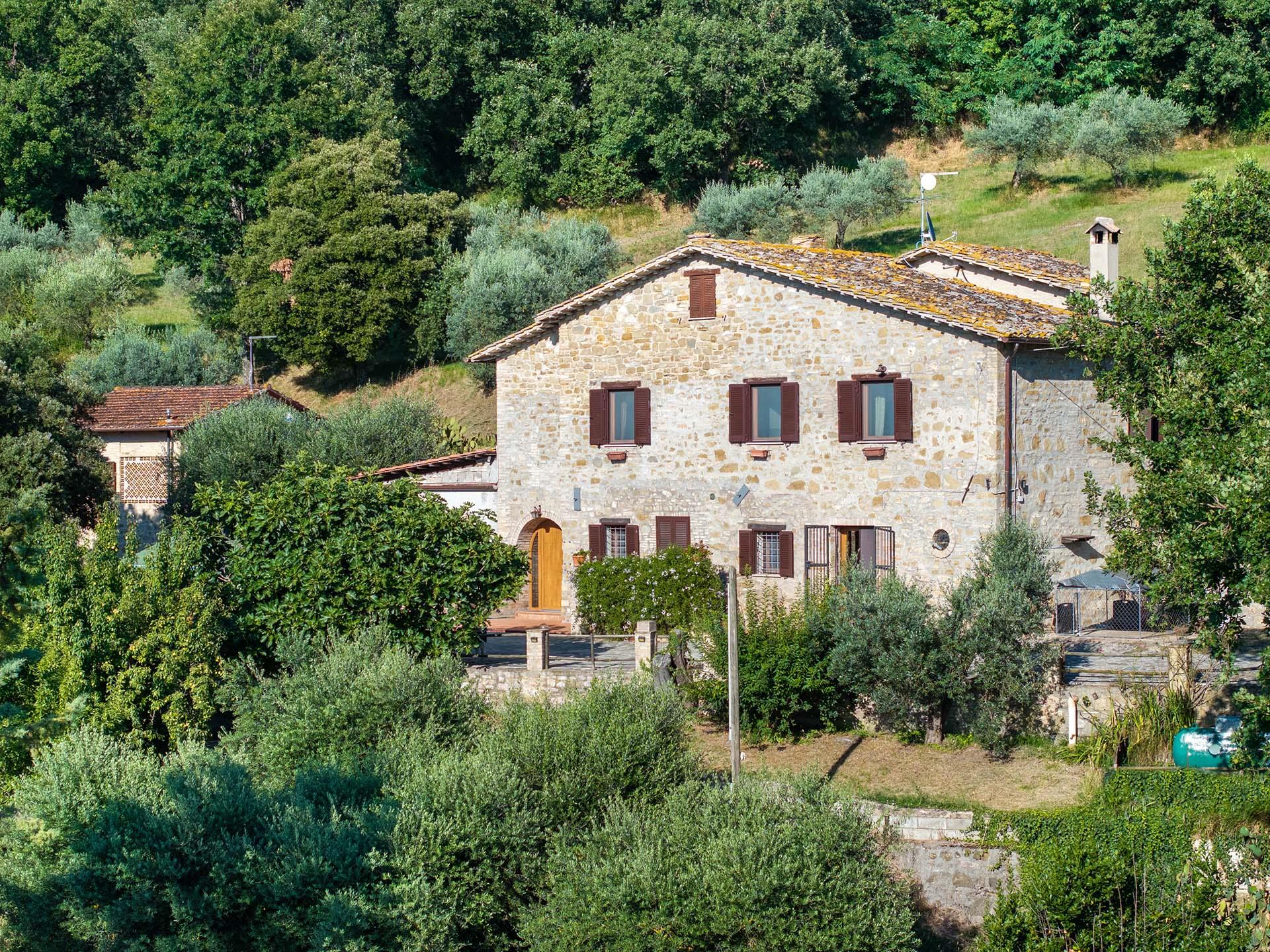 Casale con uliveto e giardino ad Assisi