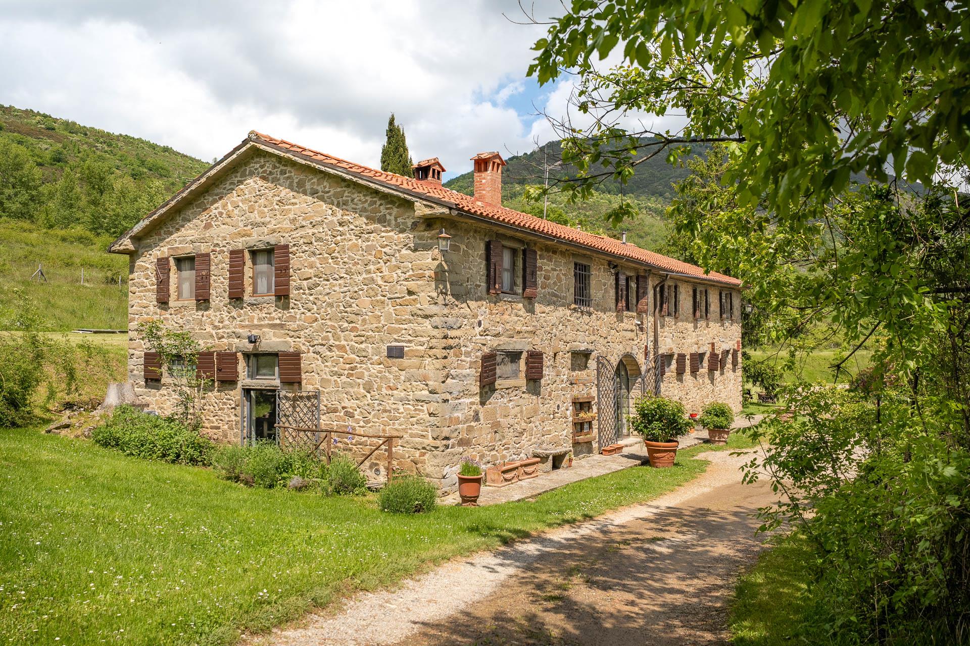 Farmhouse at the foothills of the Tuscan Apennines