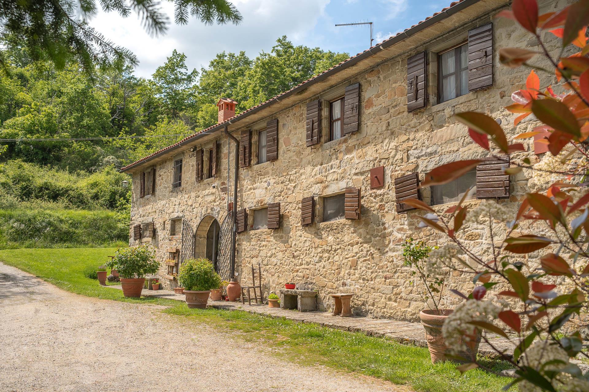 Farmhouse at the foothills of the Tuscan Apennines